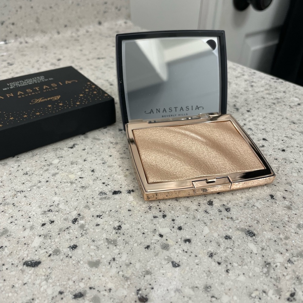 Anastasia Beverly Hills Amrezy Highlighter Illuminating Powder